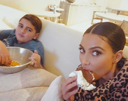 kim kardashian Kim Kardashian mangia junk food su IG