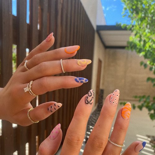 106126265 308852836818424 6635991412058501963 n Kylie Jenner sfoggia la manicure dellestate