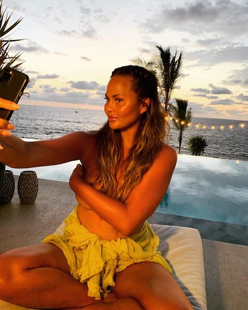 106553004 955462844895880 1326029140190830077 n Chrissy Teigen in topless su Instagram