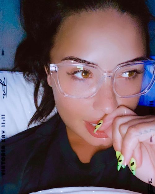 109196916 114647723661195 8046172163285468503 n Demi Lovato sfoggia i suoi occhiali nuovi su Instagram