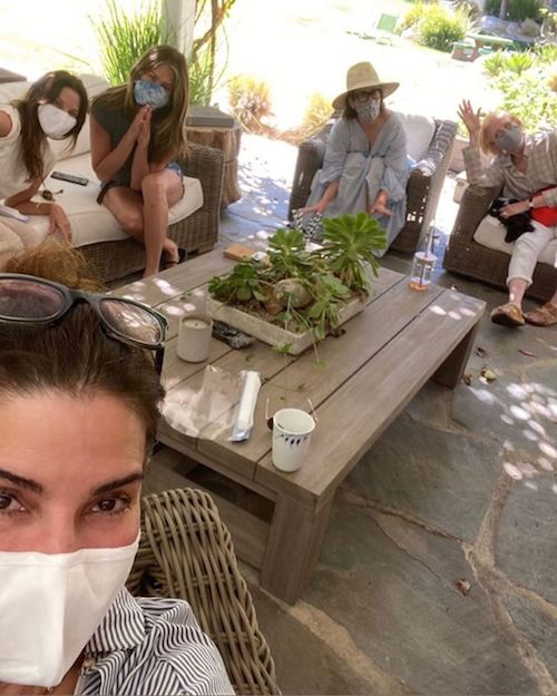 116437578 768477980575949 368432988117540628 n Sandra Bullock, party di compleanno con mascherina