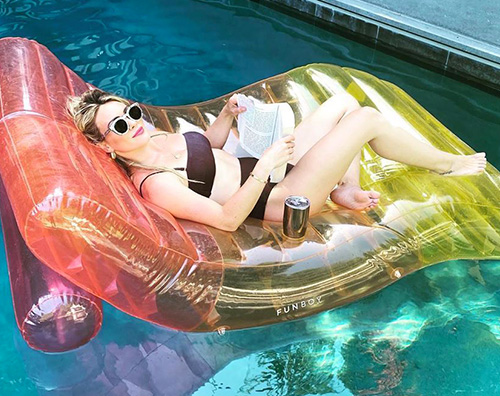 hilary duff Relax in piscina per Hilary Duff