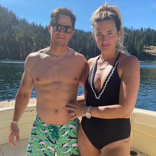 117399422 737991373470040 330289549094268350 n Mark Wahlberg mostra gli addominali in vacanza