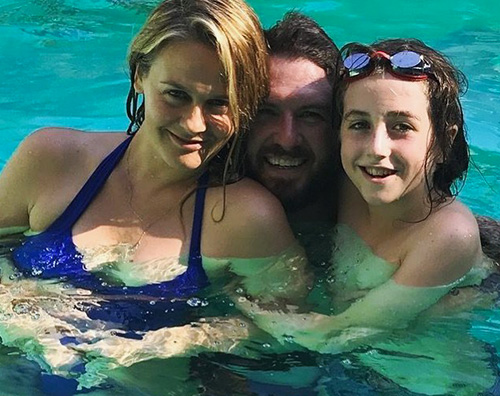 alicia silverstone Alicia Silverstone in piscina con la sua famiglia