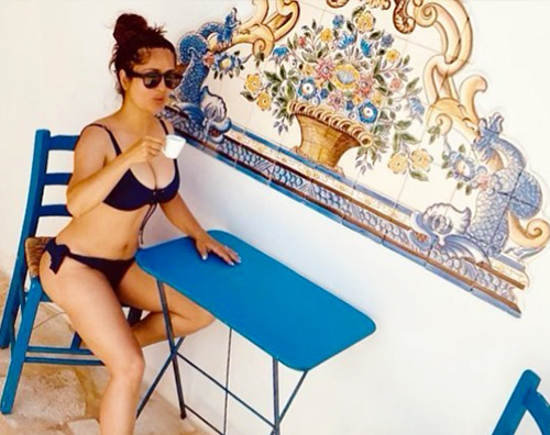 salma hayek Salma Hayek strepitosa in bikini su Instagram