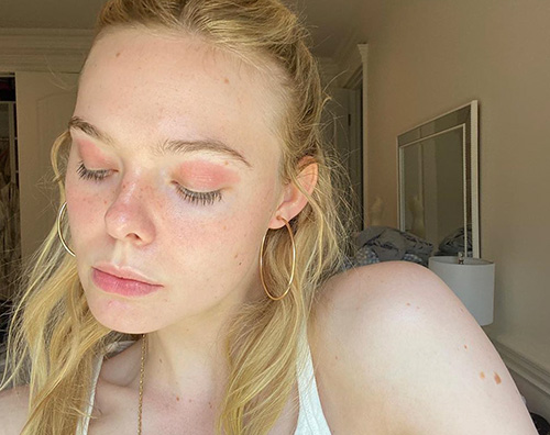 elle fanning 1 Ellen Fanning mostra i suoi sfoghi cutanei sulle palpebre