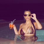 kim k 150x150 Kim Kardashian, una sirenetta in piscina