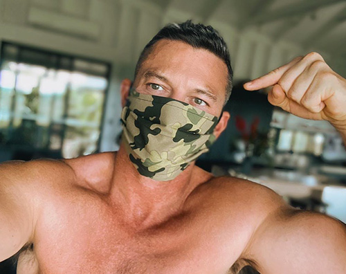 luke evans Luke Evans a torso nudo su Instagram per una buona causa