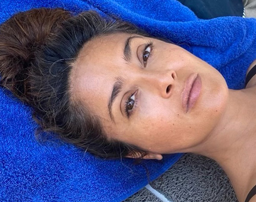 salma hayek Salma Hayek mostra ancora i capelli bianchi su IG