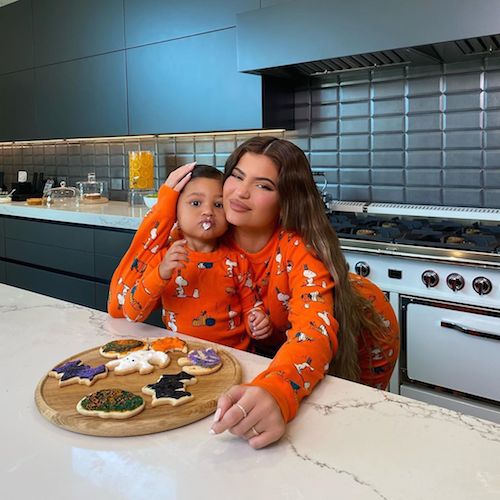 120745980 172673561166205 6807048539262654398 n Kylie e Stormi preparano biscotti di Halloween