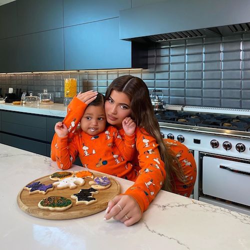 120973706 1381823522160776 282011763486399702 n Kylie e Stormi preparano biscotti di Halloween