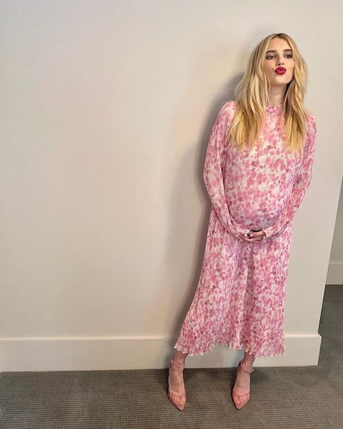 122142756 120904252918131 6777993885981352282 n Emma Roberts mostra raggiante il pancino