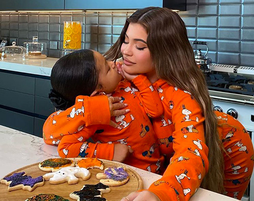 kylie e stormi Kylie e Stormi preparano biscotti di Halloween