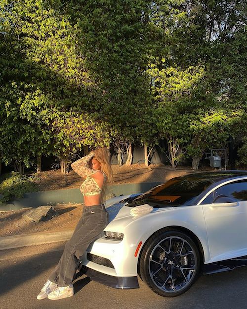 126058212 486612928980174 6453754717536291360 n Kylie Jenner in posa accanto alla sua Bugatti da 300mila dollari