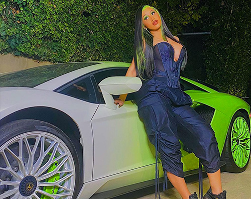 cardi b Cardi B, foto con la sua Lamborghini