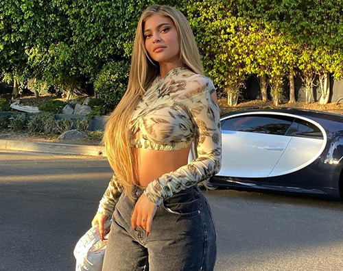 kylie jenner 2 Kylie Jenner in posa accanto alla sua Bugatti da 300mila dollari