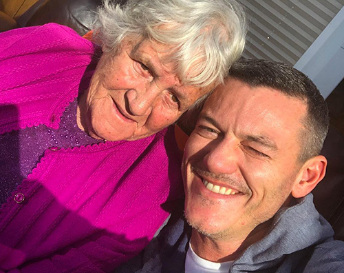 luke evans Luke Evans piange la morte di sua nonna