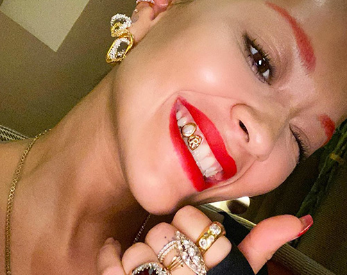 rita ora Rita Ora, sopracciglia rosse e grillz su Instagram