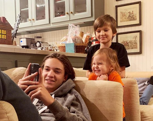 Kate Hudson mostra i suoi figli in una foto kate hudson Kate Hudson mostra i suoi figli in una foto