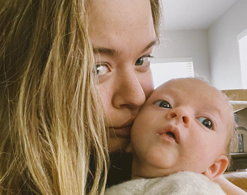 Sasha Pieterse Sasha Pieterse သည်သူမ၏ကလေးငယ်ကို Instagram တွင်နေရာချပေးသည်