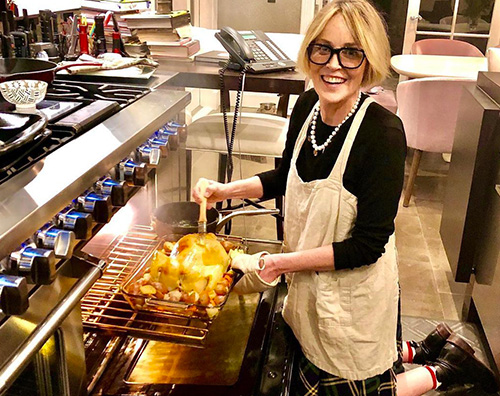 sharon stone Sharon Stone prepara il pollo arrosto per Natale