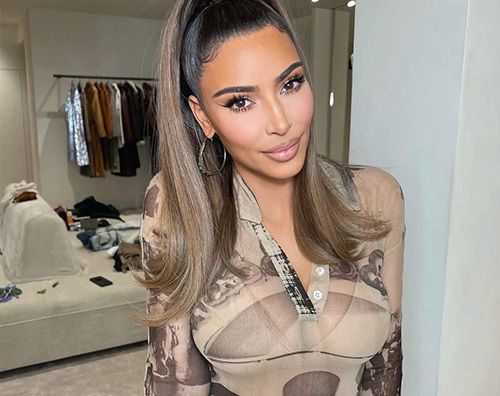 kim kardashian Kim Kardashian ritorna sui social, ma il sorriso è tirato