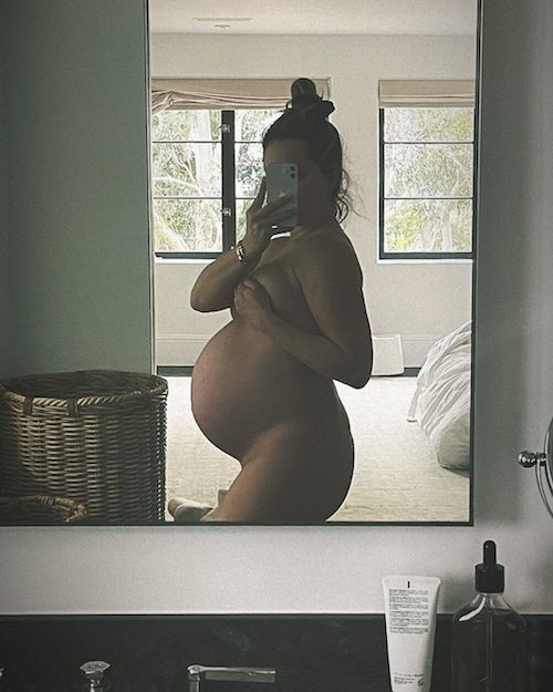 Ashley Tisdale mostra il pancione senza veli sui social 144375419 451676689511479 8276974374915518237 n Ashley Tisdale mostra il pancione senza veli sui social