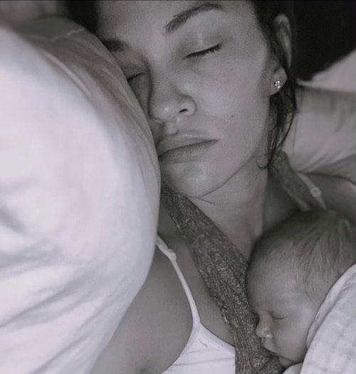 150675903 923314711771672 1245868326433602241 n Jessica Szohr dorme con Bowie sul cuore