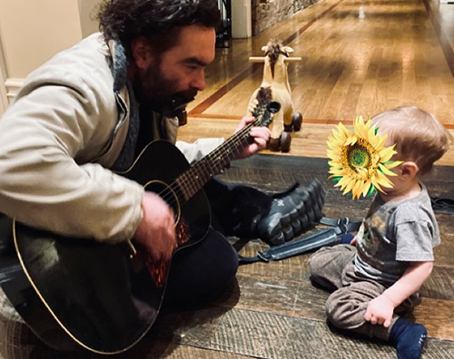 johnny galeki Johnny Galecki gioca con suo figlio su Instagram
