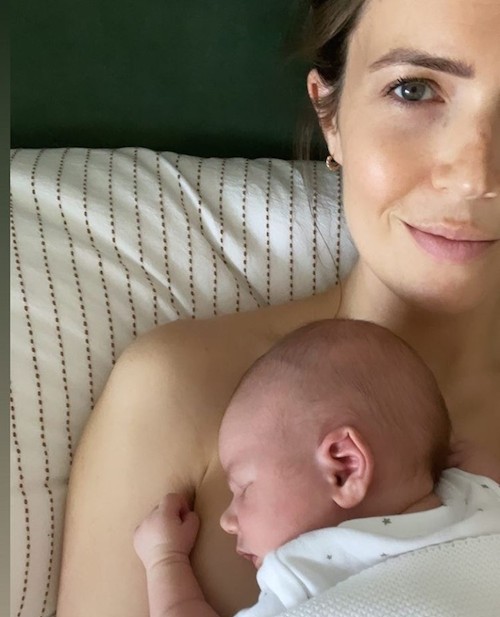 158767814 368066087506913 9144051677530010852 n Mandy Moore coccola suo figlio su Instagram