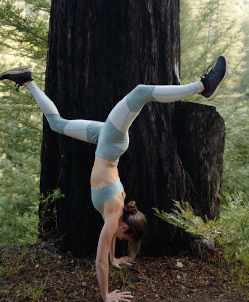 Schermata 2021 03 25 alle 07.49.11 Nikki Reed, yoga in mezzo alla natura