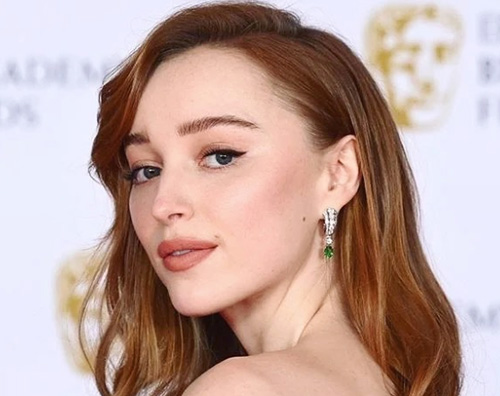 PHOEBE  Phoebe Dynevor i nero per i BAFTA 2021