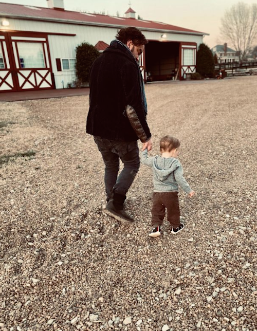 Schermata 2021 04 01 alle 13.02.20 Johnny Galecki papà dolce su Instagram