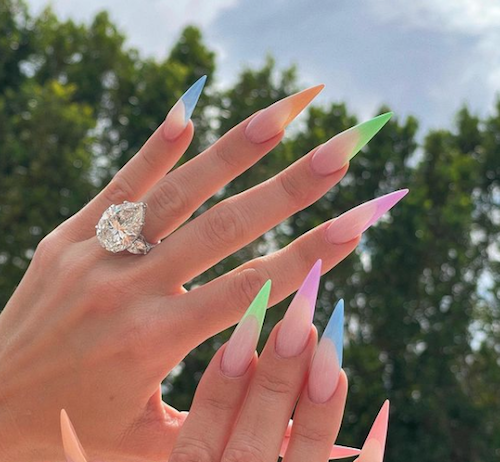 Khloe Kardashian, unghie multicolor per la primavera Schermata 2021 04 02 alle 12.10.02 Khloe Kardashian, unghie multicolor per la primavera