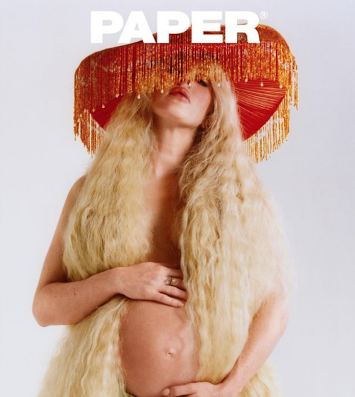 Schermata 2021 04 19 alle 09.05.12 Ellie Goulding mostra il pancino su Paper