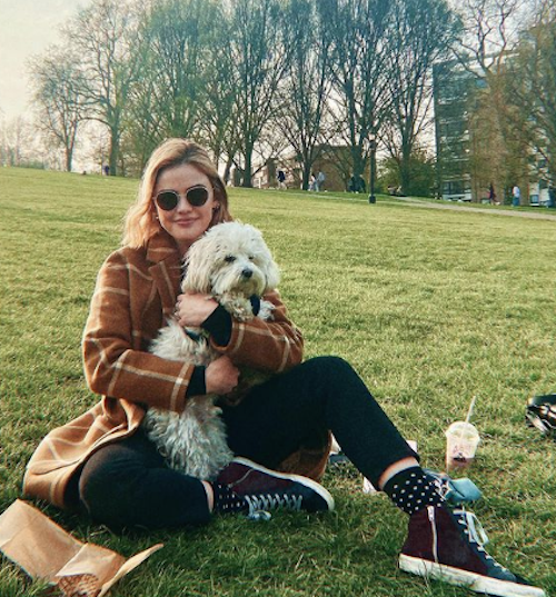 Schermata 2021 04 21 alle 15.41.05 Lucy hale stilosa al parco