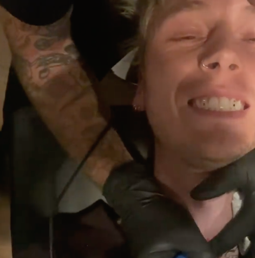 Schermata 2021 04 22 alle 14.31.16 Machine Gun Kelly ha un nuovo (e inquietante) tattoo