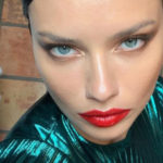 Adriana Lima, selfie magnetico su Instagram