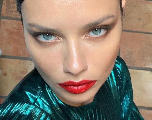 adriana lima Adriana Lima, selfie magnetico su Instagram