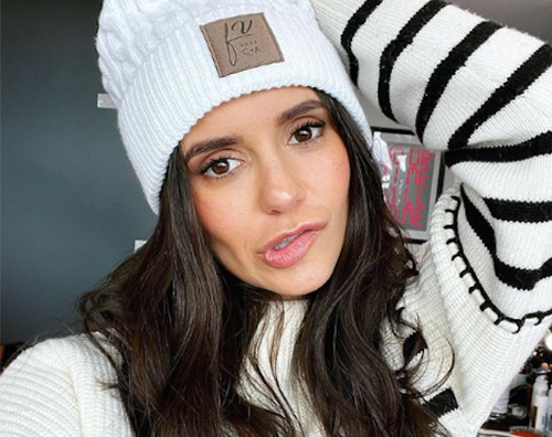 nina dobrev Nina Dobrev fa le smorfie sui social