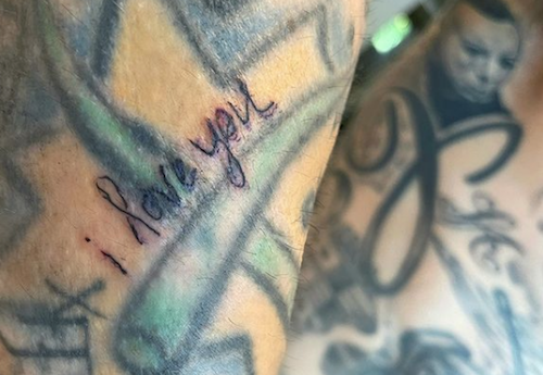 Schermata 2021 05 12 alle 23.47.54 Kourtney Kardashian tatuatrice per Travis Barker