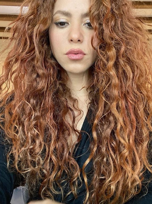 Schermata 2021 05 31 alle 08.26.20 Shakira ipntizza con i suoi capelli
