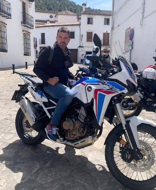 banderas Antonio Banderas è un centauro su Instagram