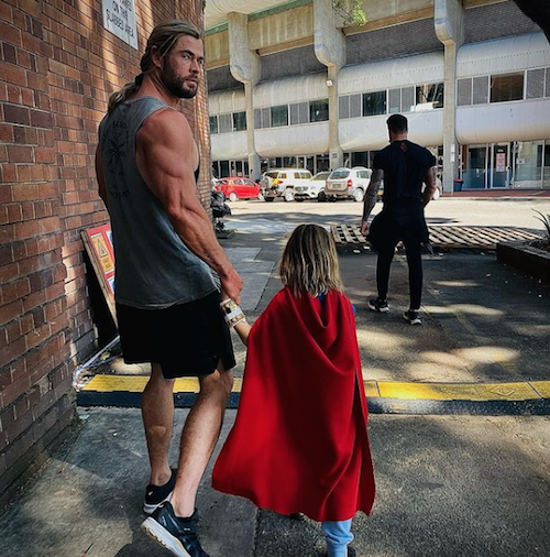 chris hemsworth thor Chris Hemsworth sul set di Thor con suo figlio