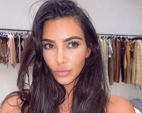 kim kardashian Kim Kardashian, selfie al bacio su Instagram