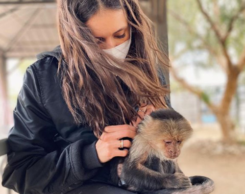 nina dobrev Nina Dobrev coccola una scimmietta