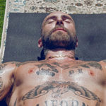 adam levine 1 150x150 Adam Levine fa yoga senza maglietta