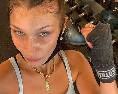 bella hadid Bella Hadid, selfie senza trucco in palestra