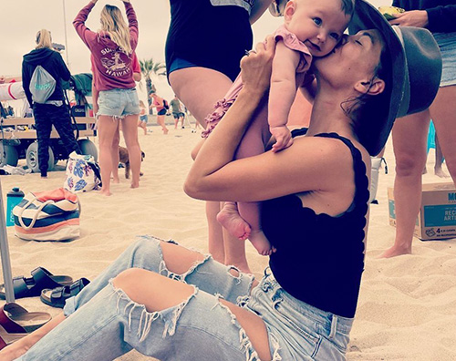 jessica szohr Jessica Szohr al mare con sua figlia