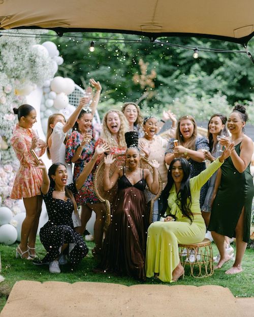 218228887 197182242246480 8439443168576032771 n Leigh Anne Pinnock mostra le foto del baby shower
